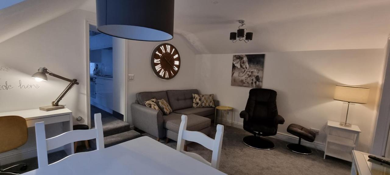Modern And Spacious 2 Bedroom Apartment With Free Parking Llansantffraid Llansantffraid Glyn Ceiriog Екстериор снимка