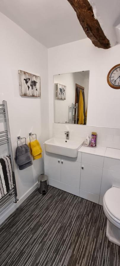 Modern And Spacious 2 Bedroom Apartment With Free Parking Llansantffraid Llansantffraid Glyn Ceiriog Екстериор снимка