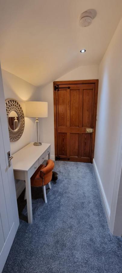 Modern And Spacious 2 Bedroom Apartment With Free Parking Llansantffraid Llansantffraid Glyn Ceiriog Екстериор снимка