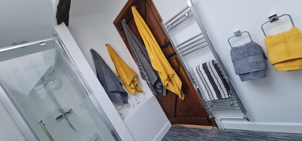 Modern And Spacious 2 Bedroom Apartment With Free Parking Llansantffraid Llansantffraid Glyn Ceiriog Екстериор снимка