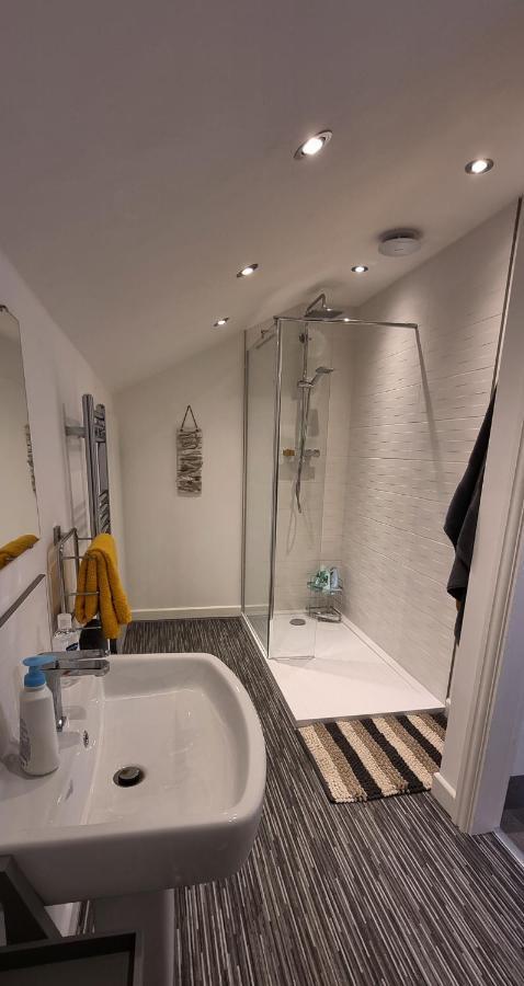 Modern And Spacious 2 Bedroom Apartment With Free Parking Llansantffraid Llansantffraid Glyn Ceiriog Екстериор снимка
